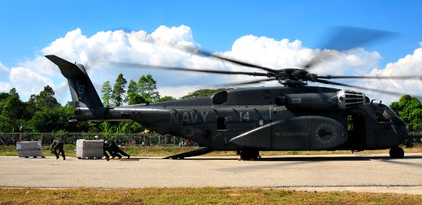 US Navy 100120-N-4774B-356 The crew of an MH-53E Sea Dragon helicopter unload food packages and water in Jacmel, Haiti