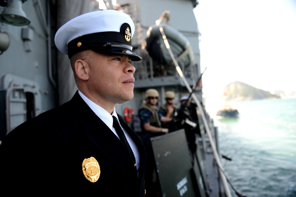 USS Antietam enters post in Busan 131004-N-TG831-310