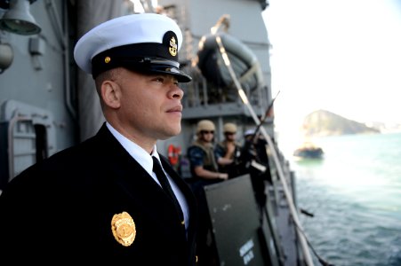 USS Antietam enters post in Busan 131004-N-TG831-310
