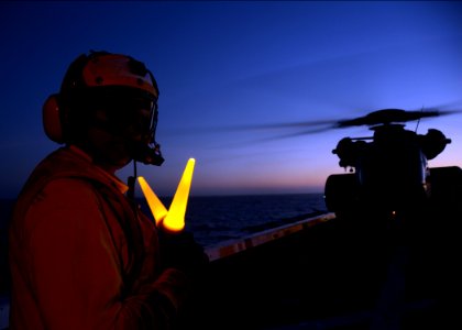 USS Anchorage supports HM-14 airborne mine countermeasures training, RIMPAC 2014 140723-N-DI719-617
