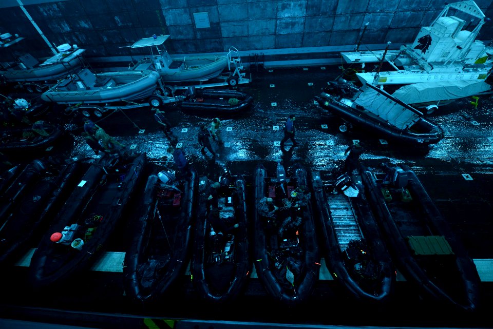 USS Anchorage Diving Operations 140719-N-FN215-166