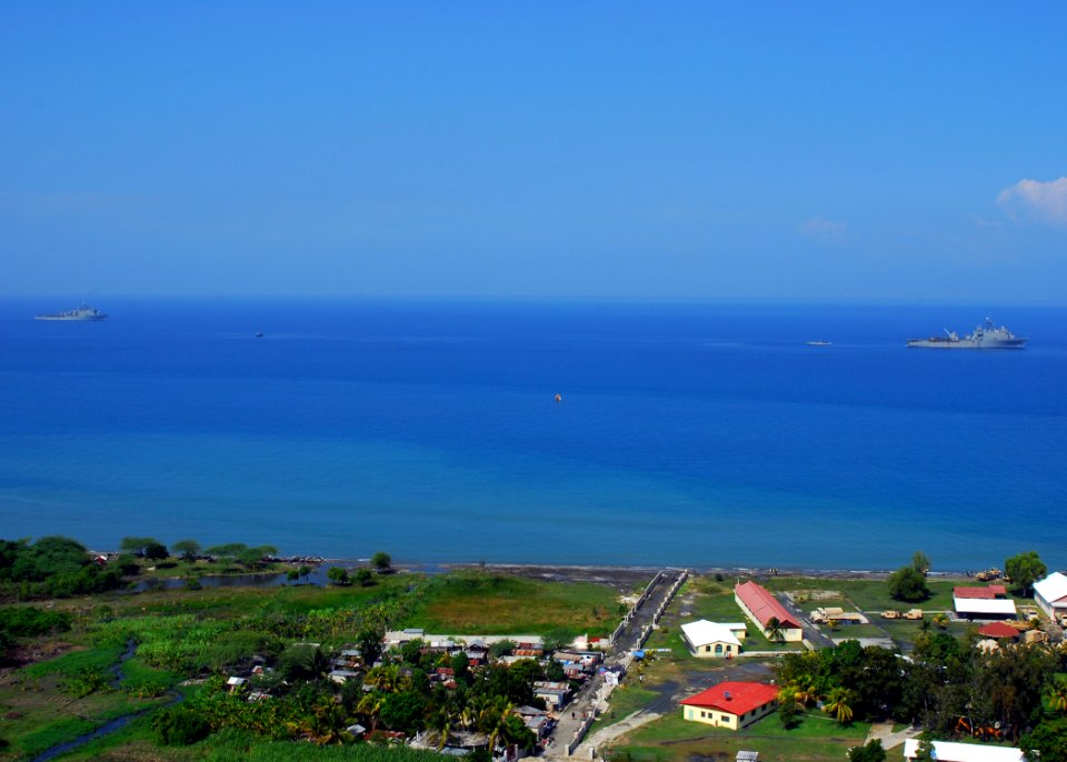 US Navy 100120-N-3165S-215 USS Fort McHenry (LSD 43) and USS Carter Hall (LSD 50) conduct landing craft operations off the coast of Haiti