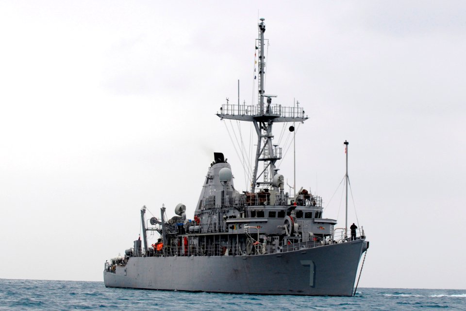 US Navy 100122-N-8335D-127 The mine counter-measures ship USS Patriot (MCM 7) was awarded the 2009 Battle Effectiveness Award for Commander Mine Counter-Measures Squadron