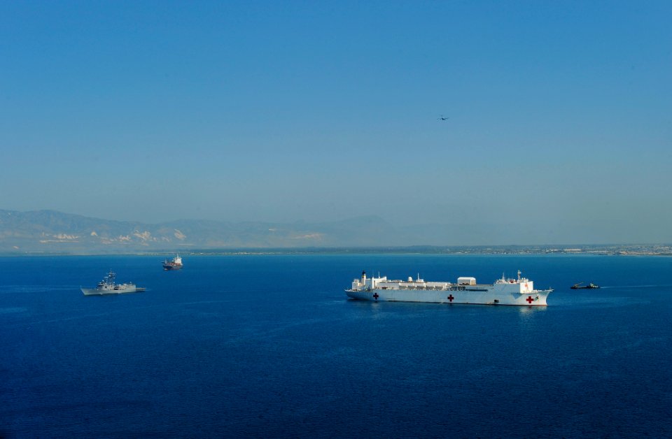 US Navy 100122-N-5345W-158 The Military Sealift Command hospital ship USNS Comfort (T-AH 20) and the guided-missile frigate USS Underwood (FFG 36) operate off the coast of Killick, Haiti