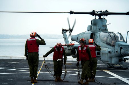 USS Anchorage flight deck action 150331-N-BD107-047