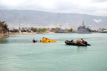 US Navy 100125-N-1134L-255 Members of Mobile Diving and Salvage Unit (MDSU) 2 inspect a submerged container box
