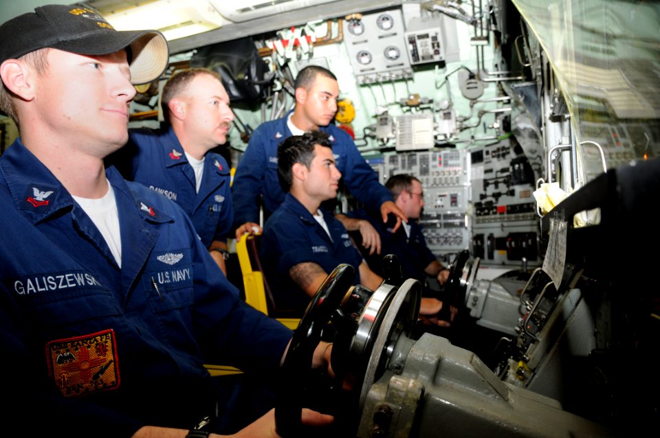 US Navy 100129-N-3560G-004 Sailors pilot USS Santa Fe