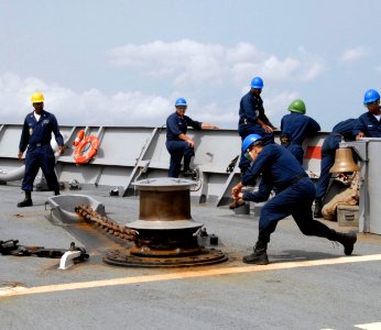 US Navy 100127-N-2468S-001 eaman Juan Garcia swings a sledge hammer to loosen the anchor chain aboard the guided-missile frigate USS Samuel B. Roberts (FFG 58)