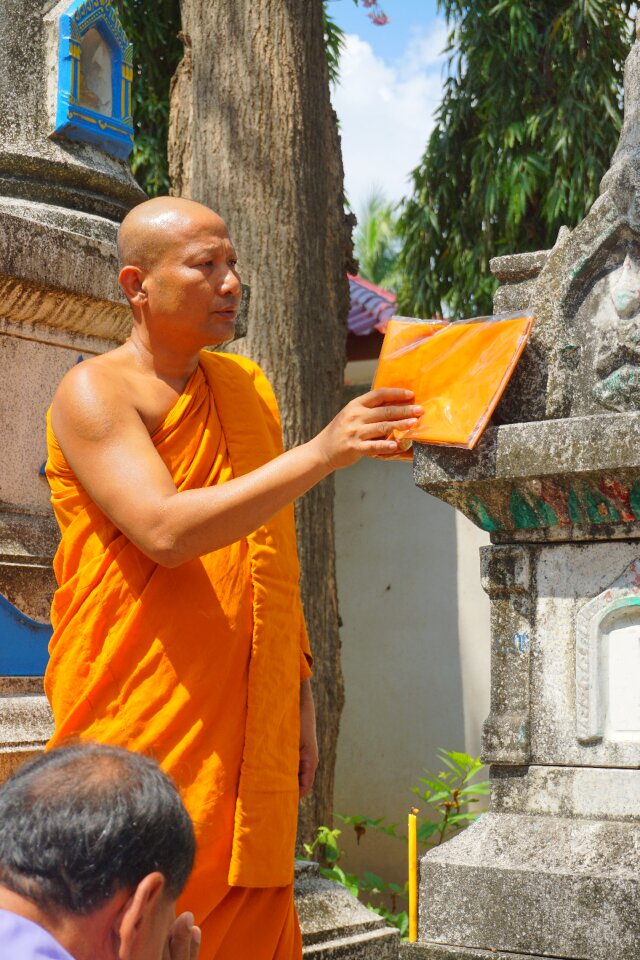 ผ้าบังสุกุล rite pay respect to the ancestors
