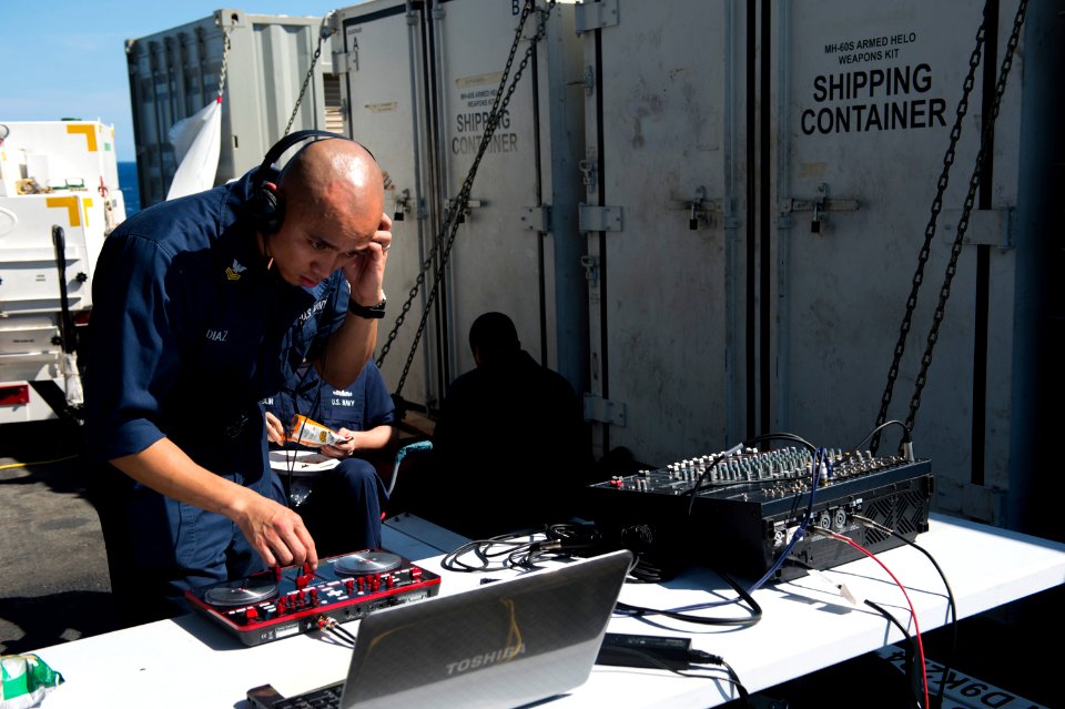 USS America steel beach picnic 140912-N-MD297-091