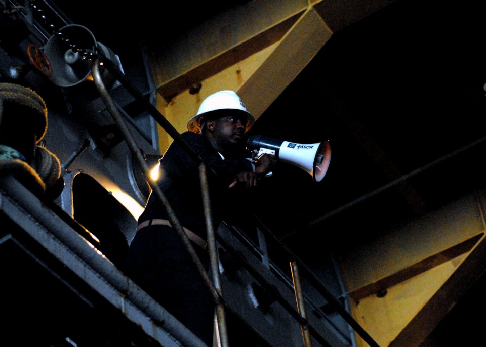 US Navy 100127-N-4971L-008 Chief Boatswain's Mate Jimon Poe directs well deck operations aboard USS Fort McHenry (LSD 43)