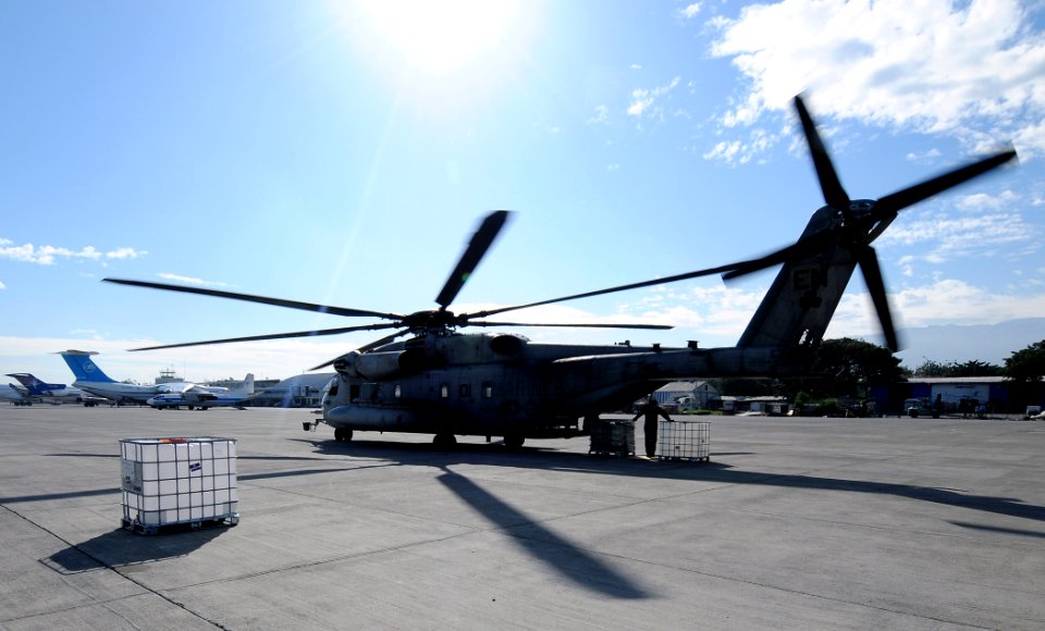 US Navy 100127-N-5214S-181 Crew members of a CH-53E Sea Stallion helicopter assigned to Marine Heavy Helicopter Squadron (HMH) 461, embarked aboard the multi-purpose amphibious assault ship USS Bataan (LHD 5)
