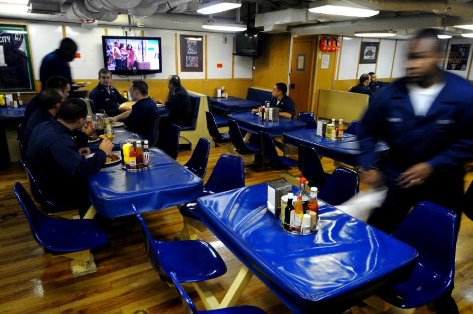 US Navy 100130-N-1688B-156 Sailors eat lunch on the mess decks of the guided missile cruiser USS Hue City (CG 66)