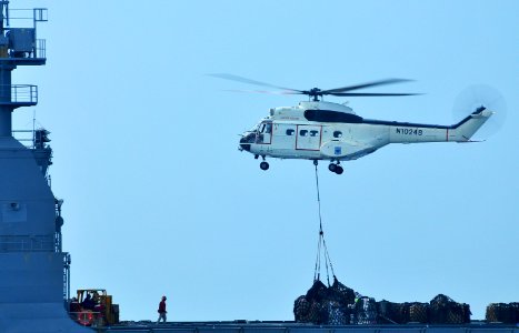 US Navy 100129-N-7939W-048 USNS Richard E. Byrd conducts underway replenishment