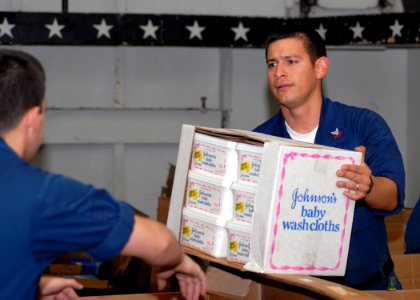 US Navy 100131-N-4971L-039 Sailors unload medical supplies aboard USS Fort McHenry