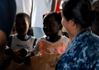 US Navy 100202-N-4971L-169 Sailors give relief supplies to Haitian children photo