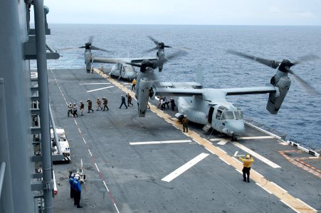 USS America receives distinguished visitors from El Salvador 140908-N-LQ799-153