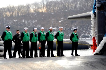 US Navy 100203-N-8467N-005 Sailors aboard the Los Angeles-class attack submarine USS Philadelphia (SSN 690) stand topside as she pulls into Submarine Base New London, returning from her final deployment