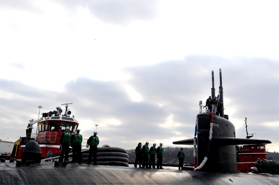 US Navy 100203-N-8467N-007 The Los Angeles-class attack submarine USS Philadelphia (SSN 690) pulls into Submarine Base New London after returning from her final deployment