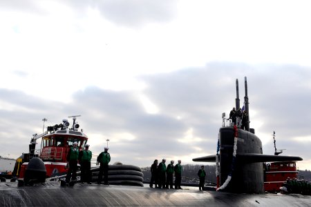 US Navy 100203-N-8467N-007 The Los Angeles-class attack submarine USS Philadelphia (SSN 690) pulls into Submarine Base New London after returning from her final deployment