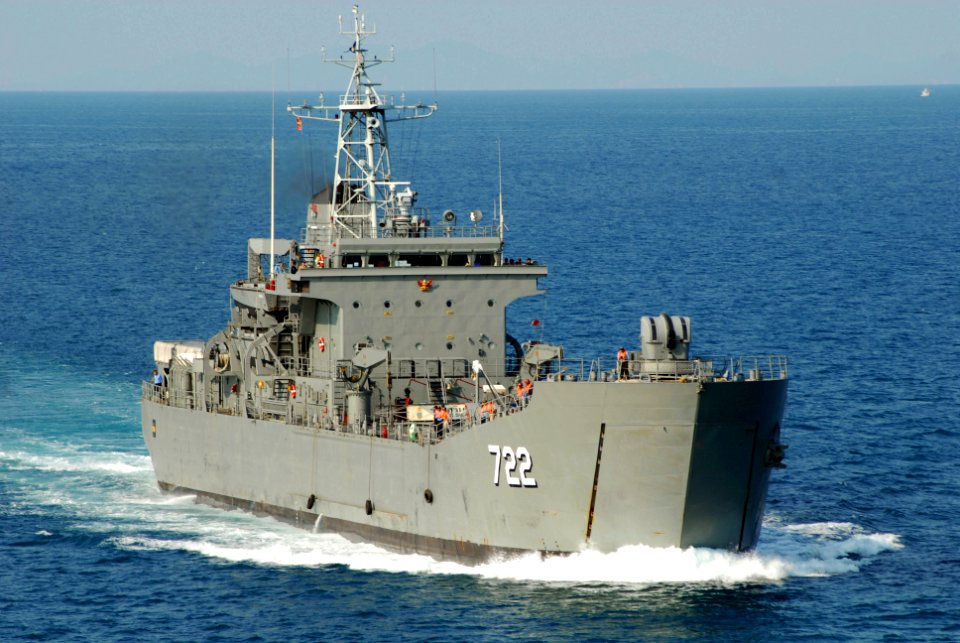 US Navy 100203-N-6692A-154 The Royal Thai Navy medium landing ship HTMS Surin (LST 722) transits the Gulf of Thialand