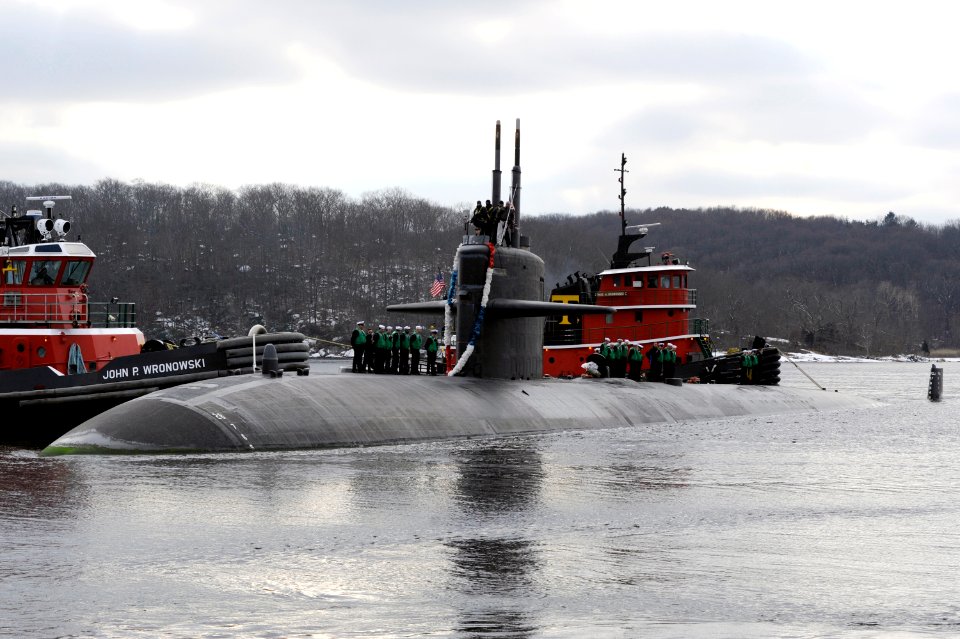 US Navy 100203-N-8467N-003 The Los Angeles-class attack submarine USS Philadelphia (SSN 690) pulls into Submarine Base New London after returning from her final deployment
