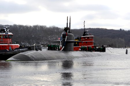 US Navy 100203-N-8467N-003 The Los Angeles-class attack submarine USS Philadelphia (SSN 690) pulls into Submarine Base New London after returning from her final deployment photo