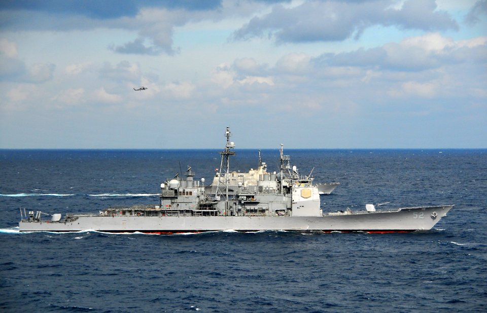 US Navy 100204-N-4774B-175 he guided-missile cruiser USS Bunker Hill (CG 52), the littoral combat ship USS Freedom (LCS 1), and the Nimitz-class aircraft carrier USS Carl Vinson (CVN 70) perform maneuvers at sea