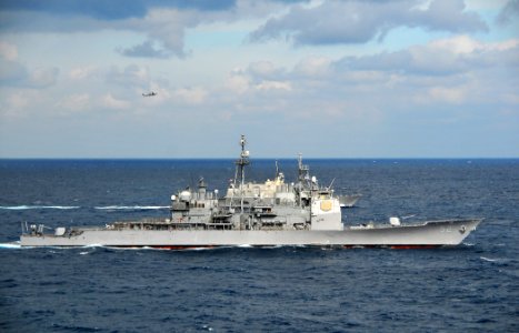 US Navy 100204-N-4774B-175 he guided-missile cruiser USS Bunker Hill (CG 52), the littoral combat ship USS Freedom (LCS 1), and the Nimitz-class aircraft carrier USS Carl Vinson (CVN 70) perform maneuvers at sea