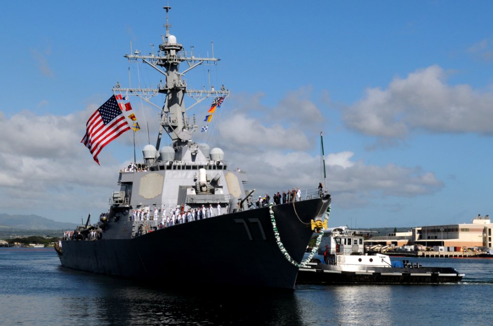 US Navy 100208-N-3666S-025 Sailors aboard the guided-missile destroyer USS O'Kane (DDG 77) man the rails as the ship returns to Joint Base Pearl Ha