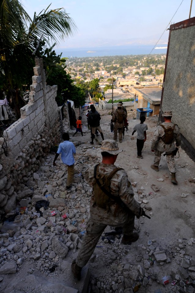 US Navy 100206-N-2735T-325 Marines from the 24th Marine Expeditionary Unit (24th MEU) conduct a reconnaissance patrol