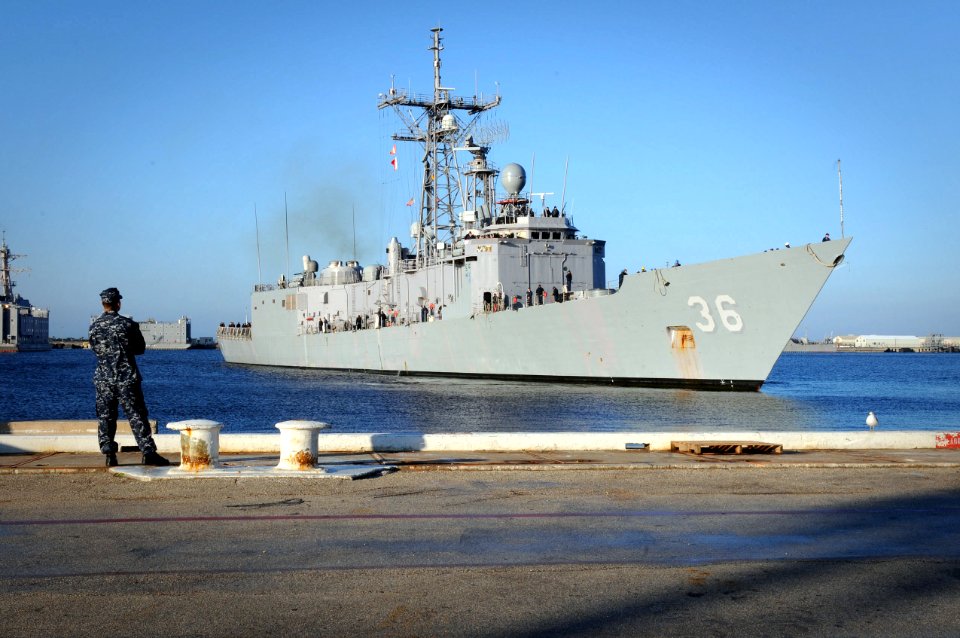 US Navy 100209-N-1522S-002 The guided-missile frigate USS Underwood (FFG 36) returns to Naval Station Mayport after conducting humanitarian and disaster relief operations supporting Operation Unified Response