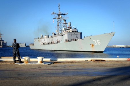 US Navy 100209-N-1522S-002 The guided-missile frigate USS Underwood (FFG 36) returns to Naval Station Mayport after conducting humanitarian and disaster relief operations supporting Operation Unified Response