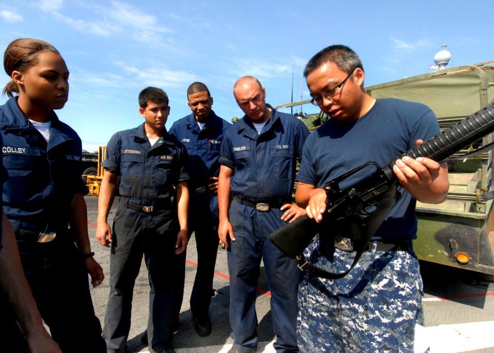 US Navy 100219-N-2000D-189 Fire Controlman 2nd Class Jonathan Vo, from Seattle, assigned to the amphibious dock landing ship USS Carter Hall (LSD 50), conducts training on the M16 service rifle
