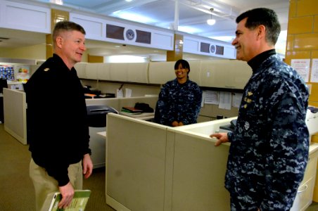 US Navy 100302-N-9818V-055 Master Chief Petty Officer of the Navy (MCPON) Rick West visits Navy Region Mid-West Reserve Component Command during his visit to Naval Station Great Lakes