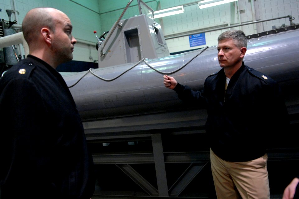 US Navy 100302-N-9818V-379 Master Chief Petty Officer of the Navy (MCPON) Rick West talks to Sailors during a class at the Center for Naval Engineering during his visit to Naval Station Great Lakes