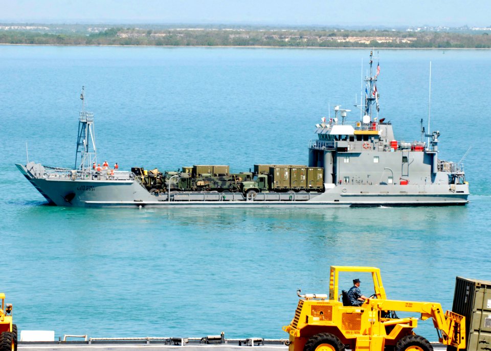 US Navy 100301-N-2000D-010 Army Landing Craft Unit (LCU) 2031 transports vehicles from USS Carter Hall (LSD 50)