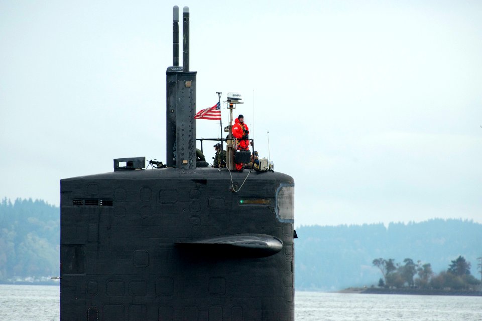 USS Albuquerque arrives in Bremerton for inactivation 151028-N-UD469-053