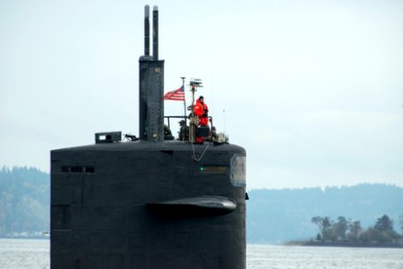 USS Albuquerque arrives in Bremerton for inactivation 151028-N-UD469-053