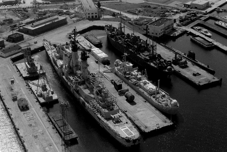USS Albany (CG-10) laid up at the Norfolk Naval Shipyard on 1 November 1983 (6442362)