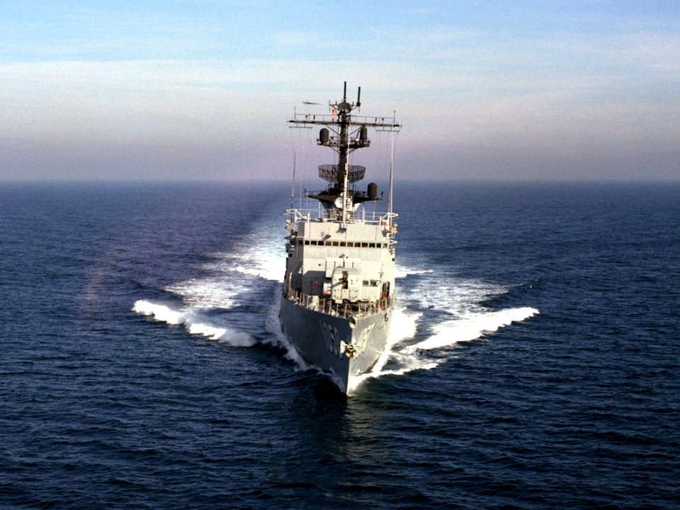 USS Albert David (FF-1050) underway off the Southern California on 18 December 1985 (6392020)