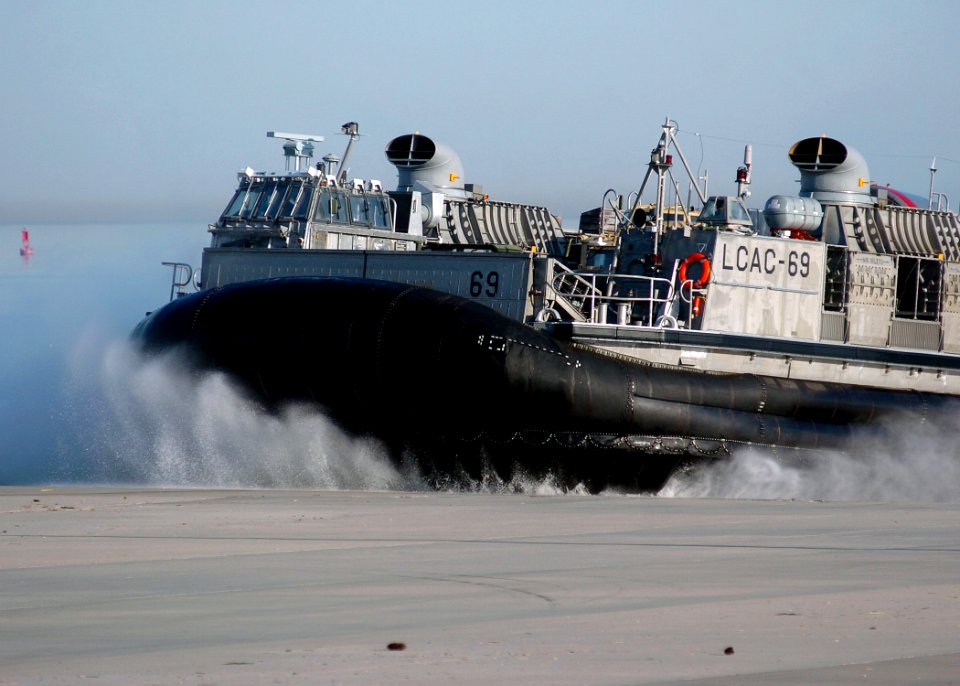 US Navy 100306-N-3165S-028 A landing craft air cushion from Amphibious Craft Unit (ACU) 4 returns to Joint Expeditionary Base Little Creek-Fort Story