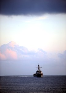 US Navy 100304-N-7088A-407 The Arleigh Burke-class guided-missile destroyer USS Farragut (DDG 99) patrols the Gulf of Aden at dusk after a vertical replenishment