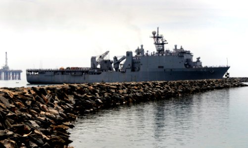 US Navy 100310-N-7948C-045 Sailors and Marines aboard the amphibious dock landing ship USS Gunston Hall (LSD 44) man the rails as the ship arrives in Sekondi, Ghana