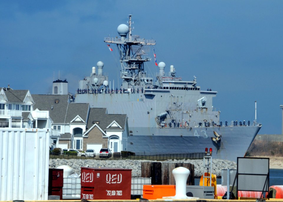 US Navy 100314-N-6764G-010 The amphibious dock landing ship USS Fort McHenry (LSD 43) arrives in Norfolk, Va