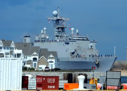 US Navy 100314-N-6764G-010 The amphibious dock landing ship USS Fort McHenry (LSD 43) arrives in Norfolk, Va