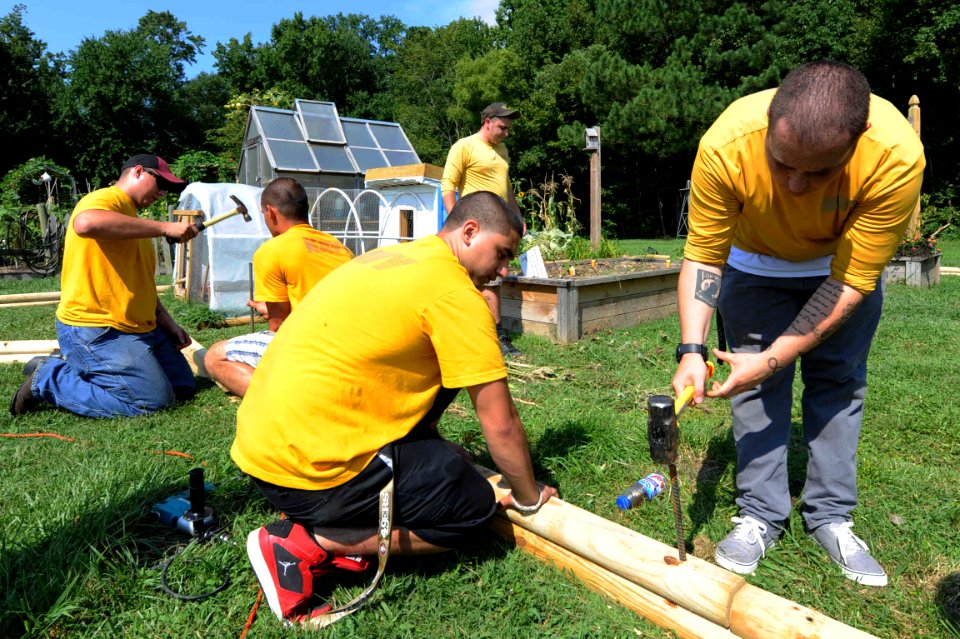 USS Abraham Lincoln Sailors volunteer 140815-N-RB564-138
