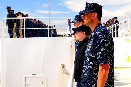 US Navy 100313-N-4378P-176 Sailors man the rails aboard the Military Sealift Command hospital ship USNS Comfort (T-AH 20) as Comfort arrives at Naval Station Norfolk