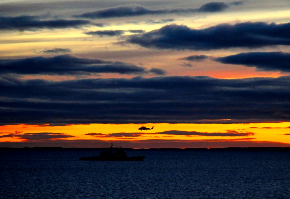 US Navy 100315-N-6006S-849 The guided-missile cruiser USS Bunker Hill (CG 52) transits the Strait of Magellan