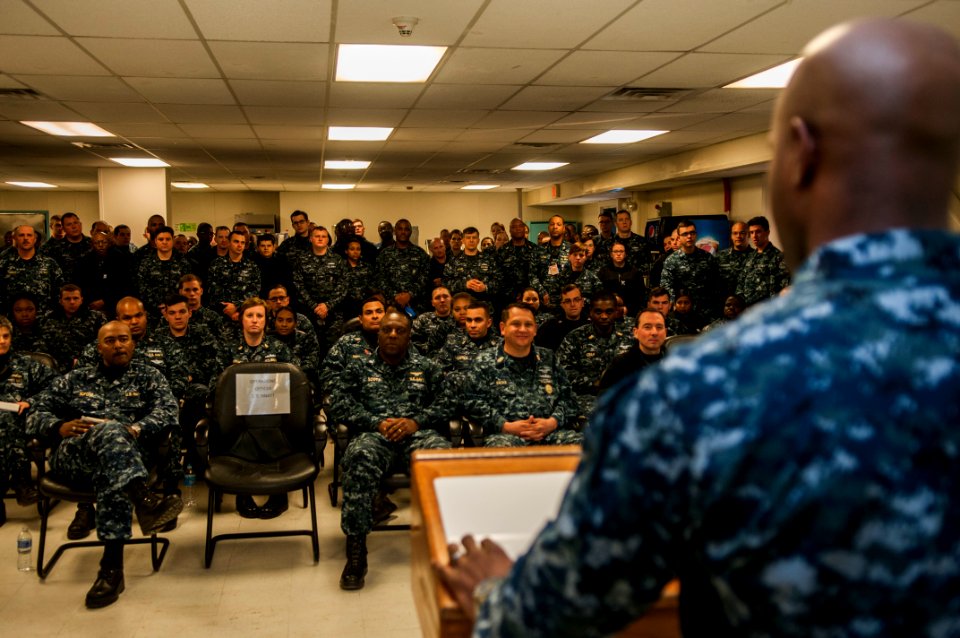USS Abraham Lincoln operations 160114-N-MG976-015